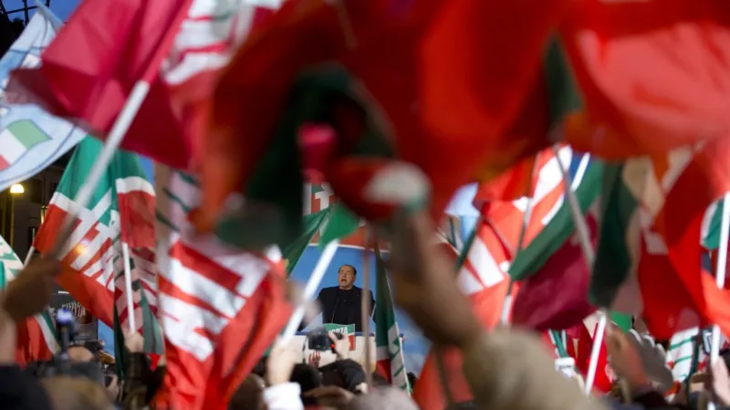 Silvio Berlusconi má projev před svými příznivci