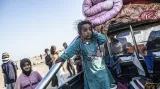 Z Mosulu už uteklo čtvrt milionu civilistů. Mnoho z nich ani útěk nepřežije. S sebou si berou jen pár věcí.