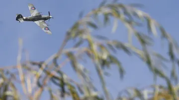 Na počest Kuttelwaschera přeletěl nad Svatým Křížem letoun Hawker Hurricane