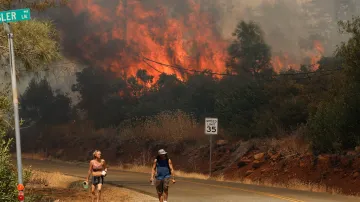 Hořící les poblíž města Chico v severní části Sacramentského údolí