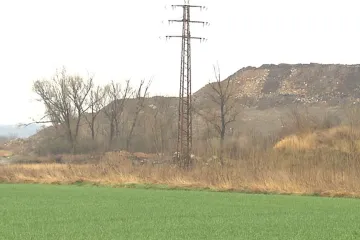 Halda stavební suti na Strachově stále roste