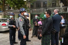 Někteří myanmarští policisté uprchli do Indie. Nechtěli střílet do lidí
