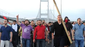 Demonstranti na bosporském mostě