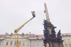 Škody po úderu blesku do Božího oka na sloupu v Praze jdou do statisíců