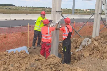 Silničáři začali u hradeckých Svobodných Dvorů stavět protihlukové stěny. Mají ale zpoždění