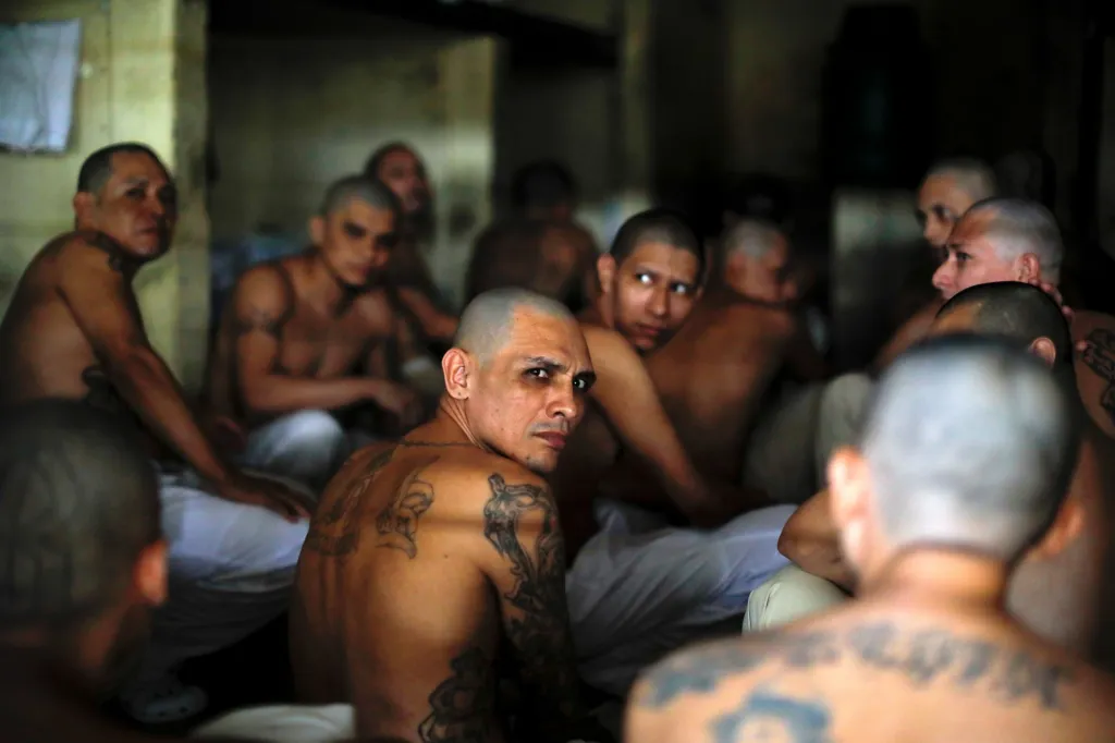 Členové gangu sedí ve společné cele poté, co došlo k velkému počtu vražd ve městě Izalco v El Salvadoru. Důvodem mohla být opatření spjatá s vyhlášením nouzového stavu, který nařídil prezident Nayib Bukele