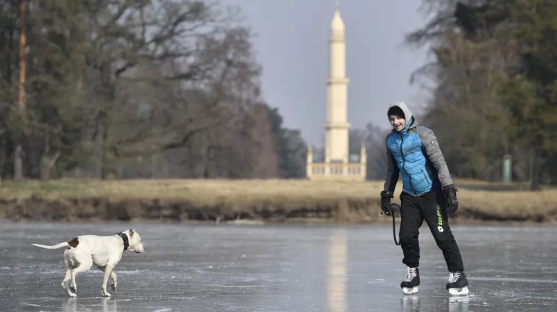 Bruslení na zamrzlém zámeckém rybníku v Lednici
