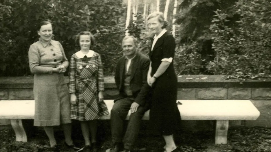 Rodina Frömlova na zahradě vily Stiassni