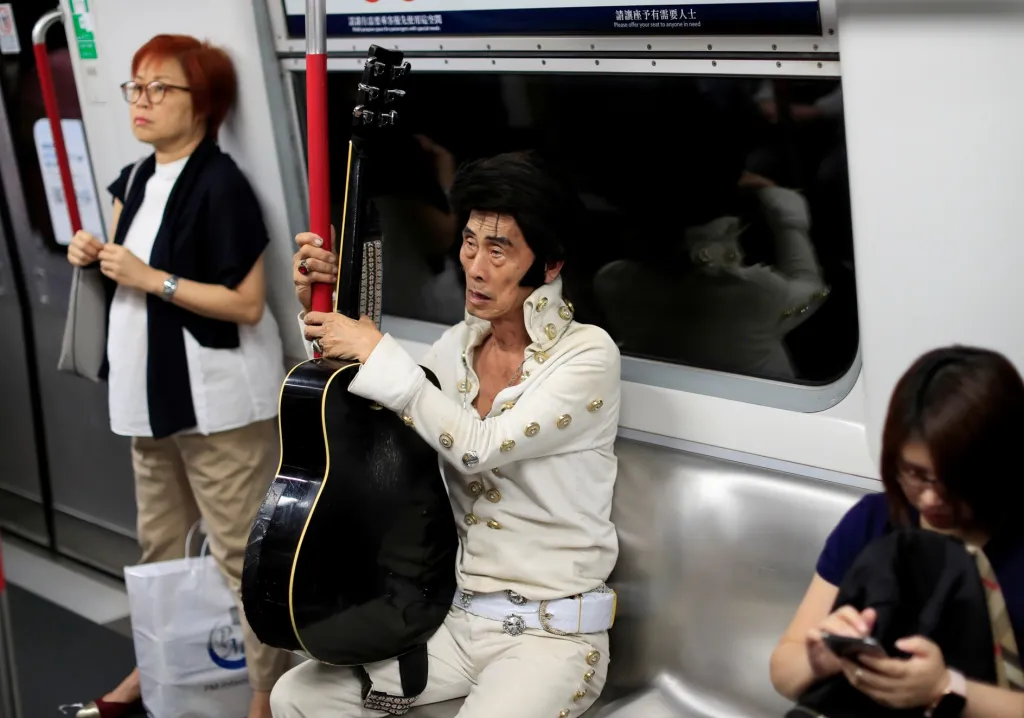 V hongkongském metru se projížděl asijský král rock'n'rollu