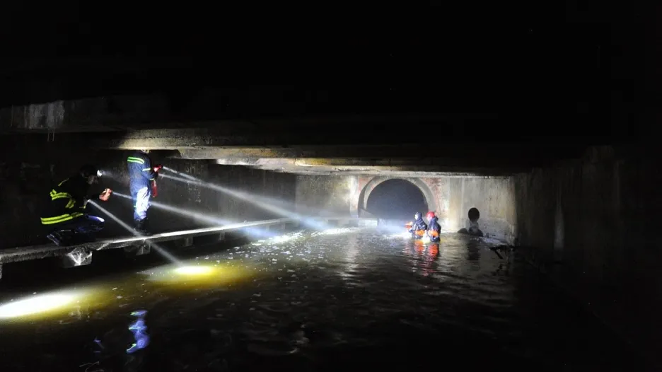 Hasiči pátrají v útrobách tunelu Motolského potoka v Praze