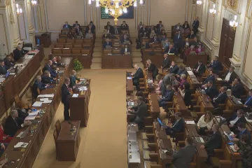 Sněmovna přerušila jednání o návrhu na vyslovení nedůvěry vládě, pokračovat bude ve středu