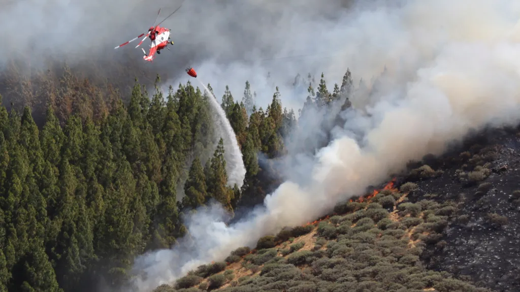 Hašení lesního požáru na ostrově Gran Canaria