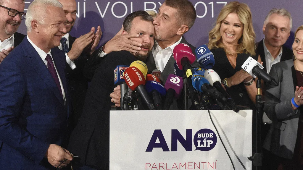 Aktualita, nominace na 1. cenu single. Michal Čížek, AFP – Andrej Babiš: Český miliardář a šéf hnutí ANO Andrej Babiš vyjadřuje svůj vděk za úspěšnou volební kampaň PR manažerovi hnutí ANO Marku Prchalovi krátce po vítězných volbách