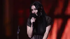 Zpěvačka Charli XCX na předávání cen Brit Awards