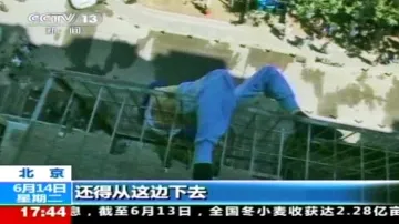 Pád čínského staříka zastavily mříže
