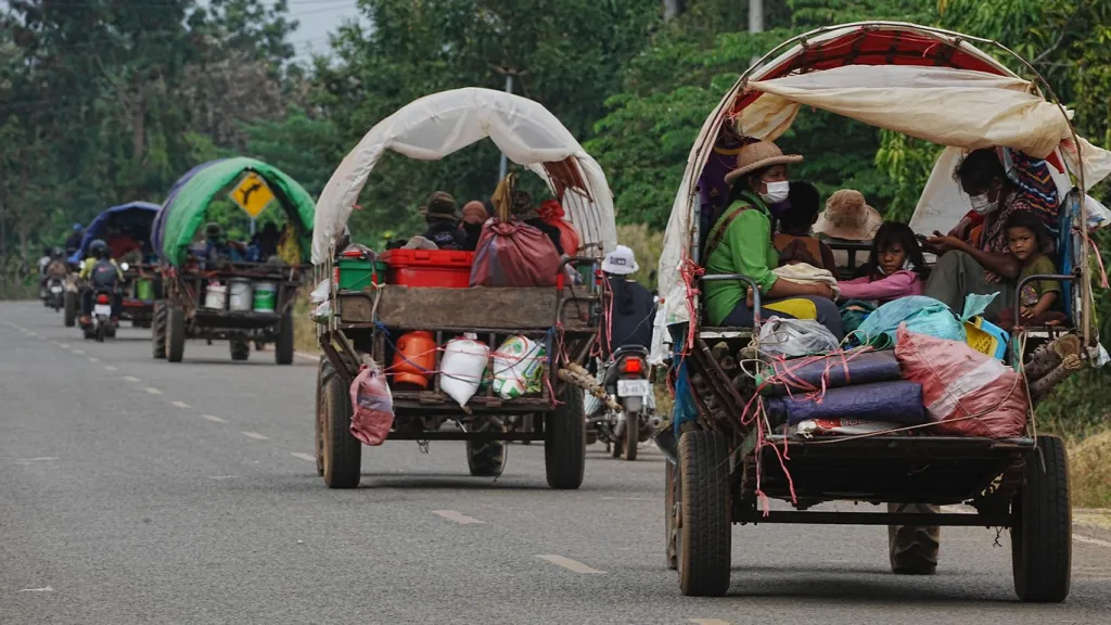 Lidé prchají ze svých domovů po bojích mezi Thajskem a Kambodžou
