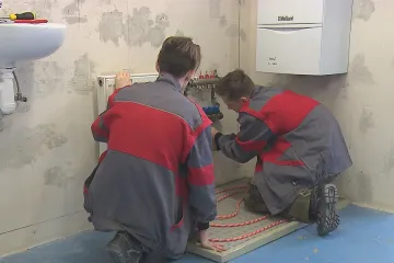Na instalatéra lidé čekají i měsíce. Zájem o obor roste