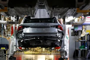 Automobilky v Česku mohou vyrovnat výrobní rekord. Chystají se ale na nová omezení