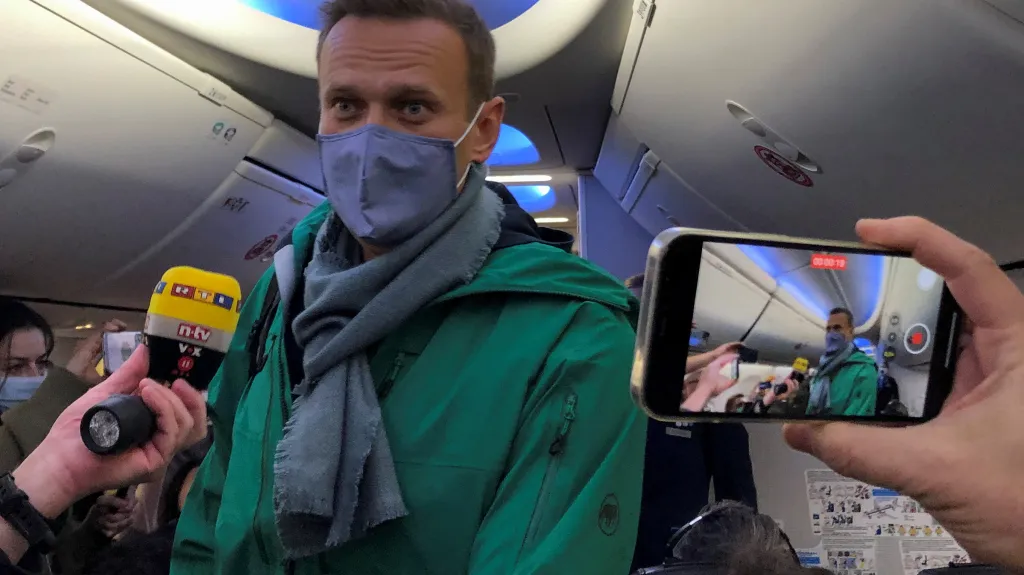 Alexej Navalnyj na palubě letedla mířícího do Moskvy