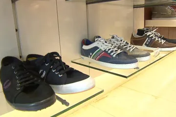 Boty se vám po týdnu rozpadly? Smůla, koupili jste „módní obuv“