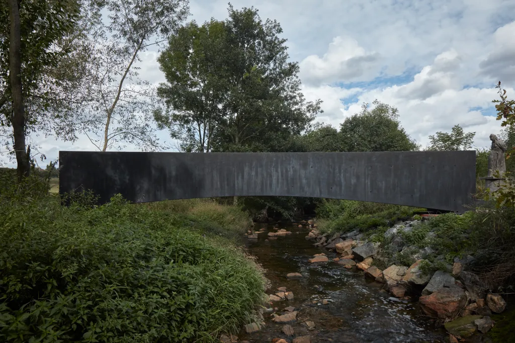 Drobným, ale výjimečným architektonickým počinem je pak lávka přes Dřetovický potok (Aoc architekti) ve Vrapicích u Kladna.