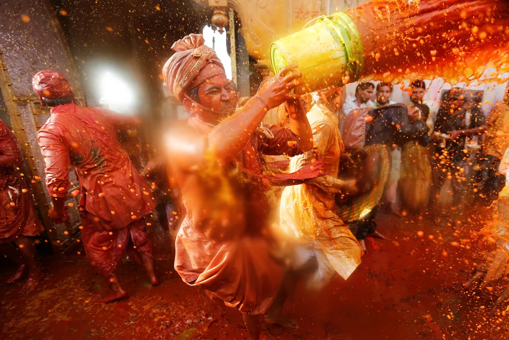 Oslava hinduistického svátku barev Hólí v indické vesnici Nandgaon
