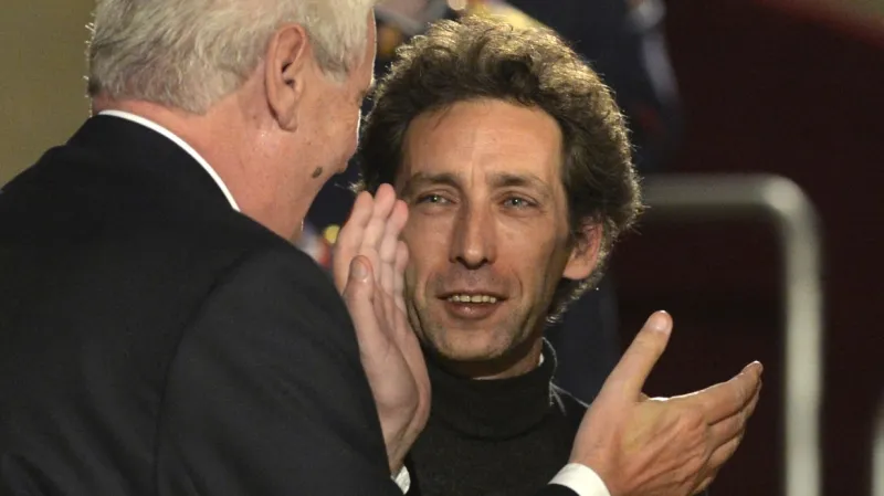 Josef Gorbaněvskij (mladší syn) přijímá vyznamenání pro svou matku