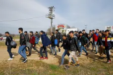 Řecká policie mobilizuje. K hranicím dorazily stovky běženců, čekají, až Turecko „otevře brány“