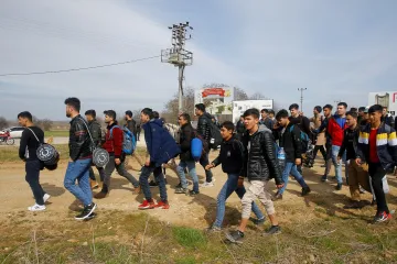 Řecká policie mobilizuje. K hranicím dorazily stovky běženců, čekají, až Turecko „otevře brány“