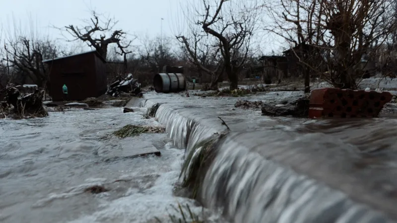 V pražské Hostivaři prasklo vodovodní potrubí