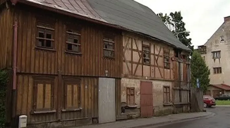 Unikátní historický dům v Kraslicích na Sokolovsku má po šesti letech naději na záchranu.