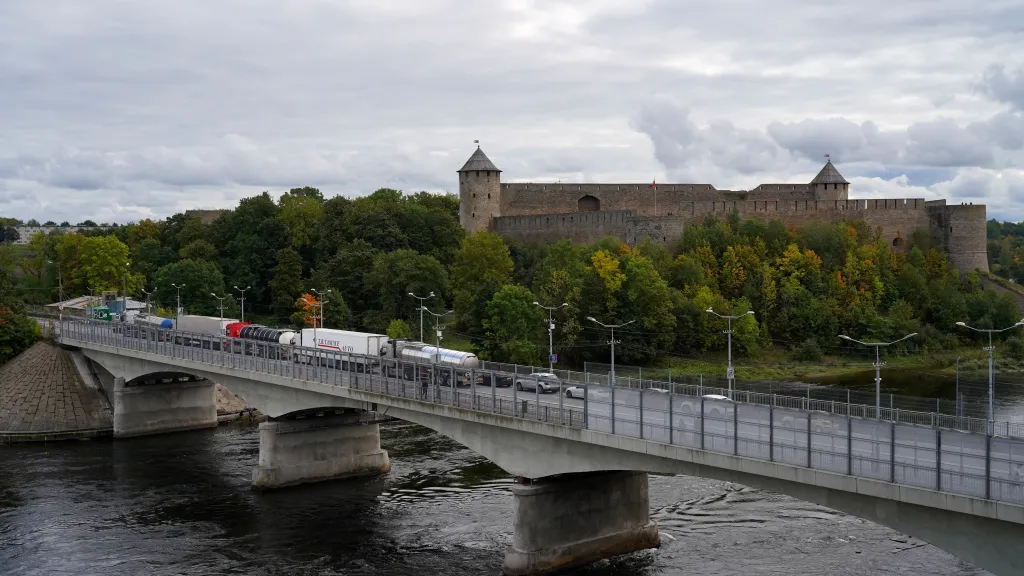 Řeka Narva, která tvoří hranici mezi Ruskem a Estonskem