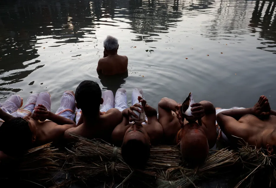 Součástí rituálů je hraní na ulitu a ponoření se do řeky