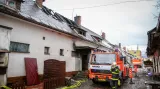 Tři lidé zemřeli při nočním požáru bytového domu ve Vendryni