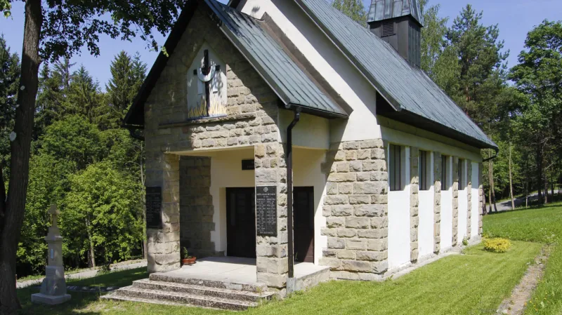 Kaple postavená po válce nese u vchodu jména obětí