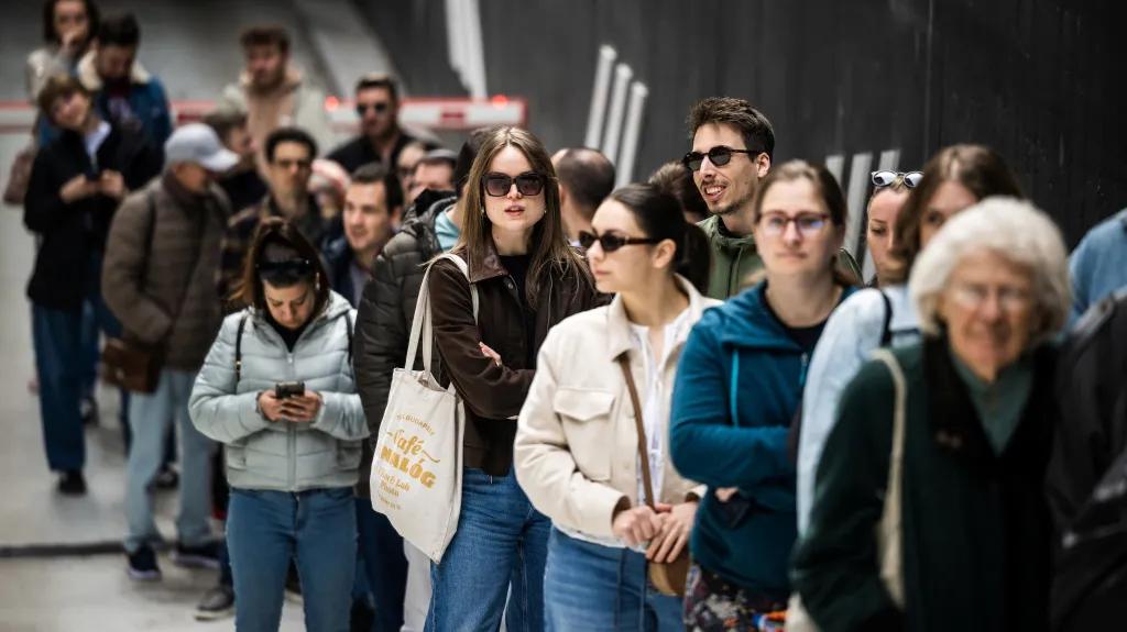 Fronta u maďarské volební místnosti 12. dubna 2026