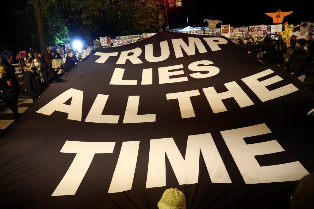 Podporovatelé Joea Bidena rozprostřeli nedaleko Bílého domu transparent s nápisem „Trump neustále jenom lže“