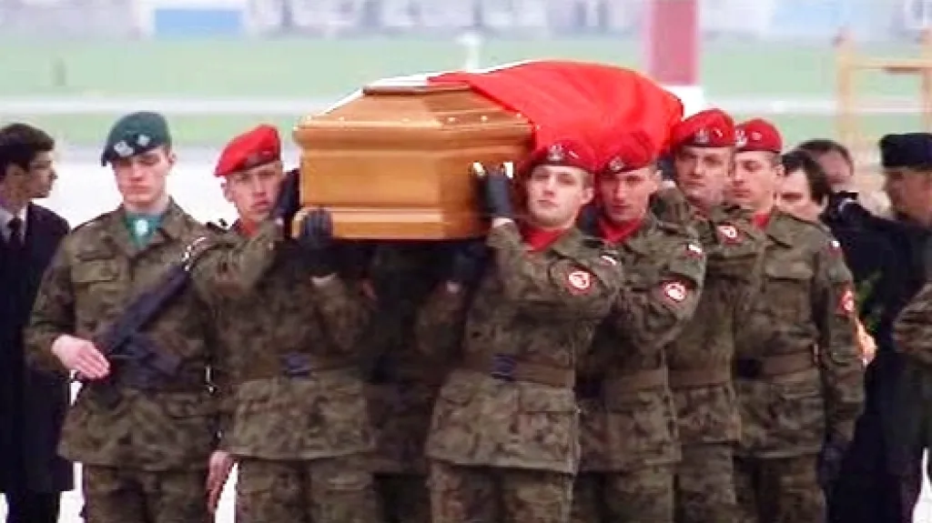 Rakve s oběťmi polského neštěstí