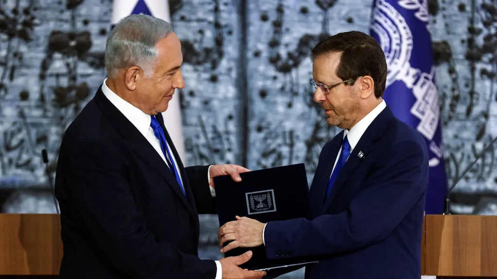 Benjamin Netanjahu přebírá pověření k sestavení vlády od prezidenta Jicchaka Herzoga