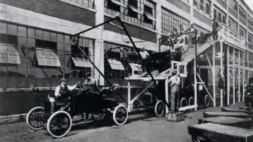 Výrobní linka Fordu v továrně v Detroitu (stát Michigan, USA) z roku 1913