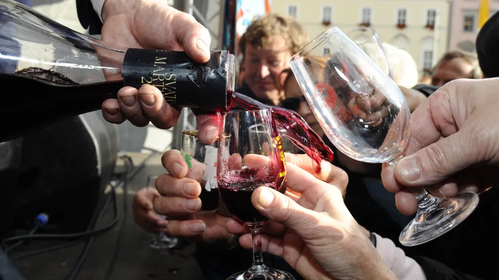 Vinaři na náměstí Svobody rozlili první Svatomartinské víno