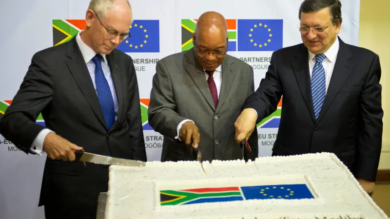 Herman Van Rompuy, Jacob Zuma a José Manuel Barroso krájejí narozeninový dort pro Mandelu