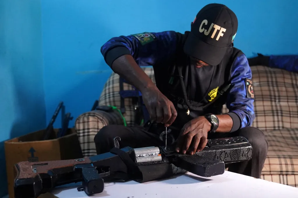 Sodiq Umar, člen Civilní domobrany (CJTF), se věnuje údržbě lokálně vyráběné zbraně v kanceláři domobrany