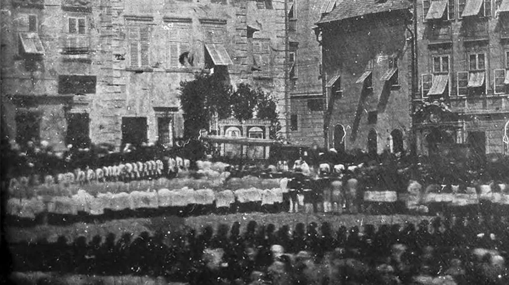 Daguerrotypie zachycuje slavnost na Zelném trhu v roce 1841