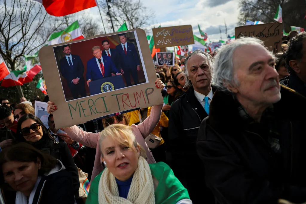 Íránská žena s děkovným transparentem v Paříži, 1. 3. 2026