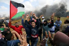 Palestinci zahájili Velký pochod za návrat, potyčky si vyžádaly mrtvé a 1400 zraněných