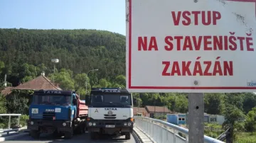 Most v Předklášteří prochází zatěžkávací zkouškou