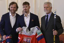 Petr Pavel přijal na Hradě vítězné české hokejisty. Dostal od nich zlatou medaili