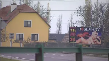 Silnice lemují billboardy lákající na návštěvu erotického klubu