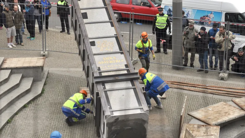 Deinstalace plzeňského pomníku Díky, Ameriko